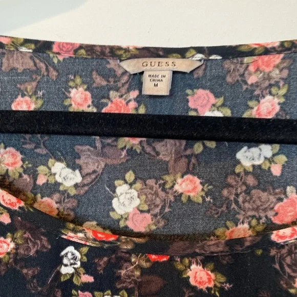 Guess open(slit) back top - Picture 2 of 3